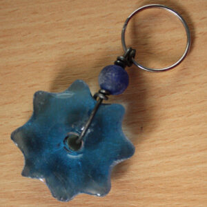 Key-Ring-Gift-Recycled-Glass-Daisy-Light–Blue