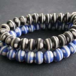 Recycled Glass Beads Ghana Krobo Strang Altglasperlen 10-11 mm rot/blau/klar 