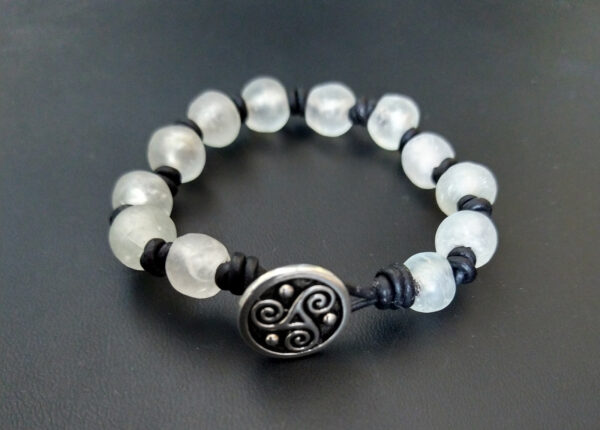 Knotted-recycled-glass-bracelet-with-black-leather-cord-button-view