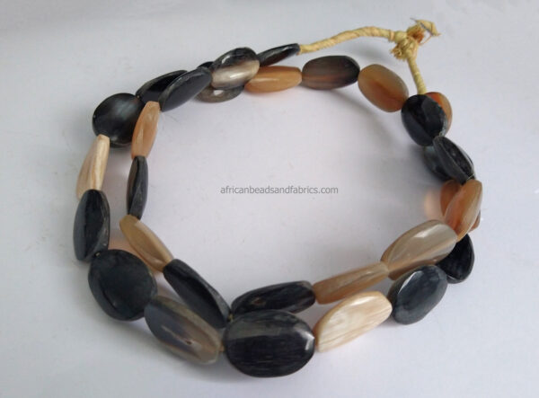 Bovine-Horn-Beads-20mm-Oval-black–Cream-Beige-Tones.strand