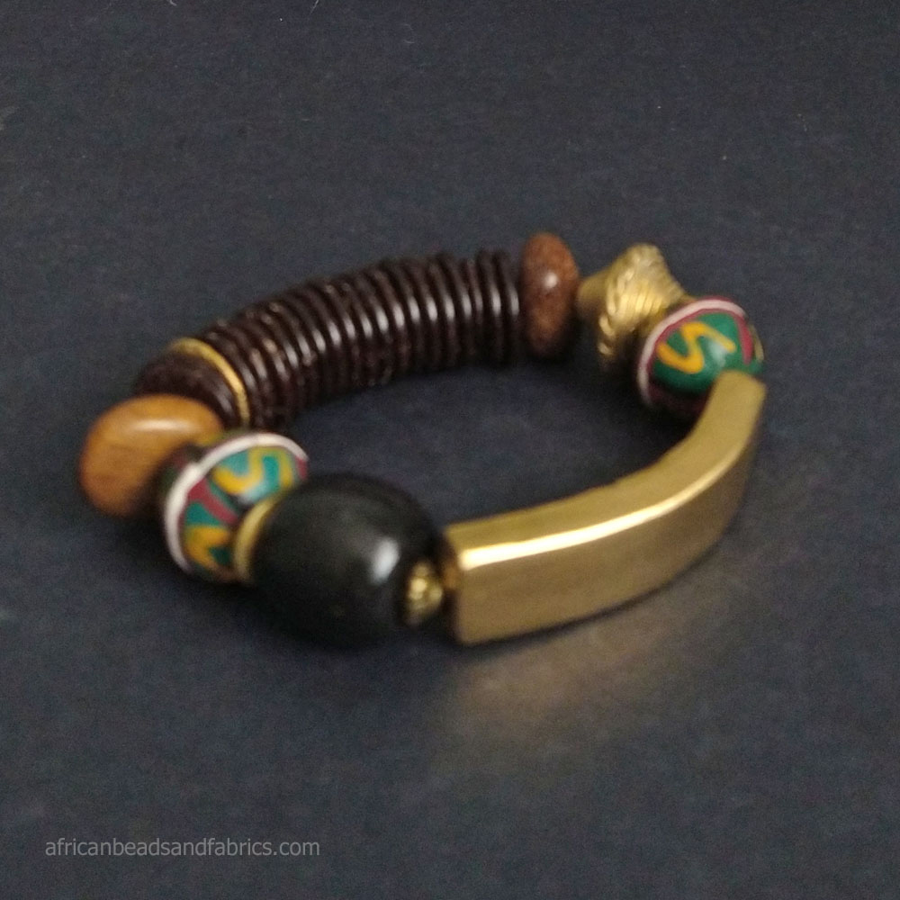 Coconut-shell-bracelet-with-green-king-bead-and-brass-bar-2